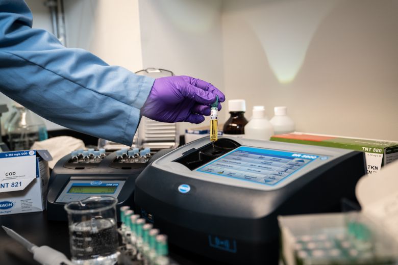 spectophotometer instrument used in lab